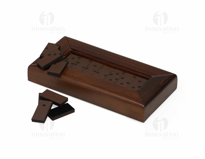 Foto de um Jogo de Dominó Premium em um fundo preto. O jogo é colorido e possui um design elegante, com peças em forma de chip eletrônico. As peças estão organizadas em um padrão vistoso, destacando-se as diferentes cores e números. É um item de entretenimento em formato de dominó, perfeito para momentos de diversão e relaxamento.