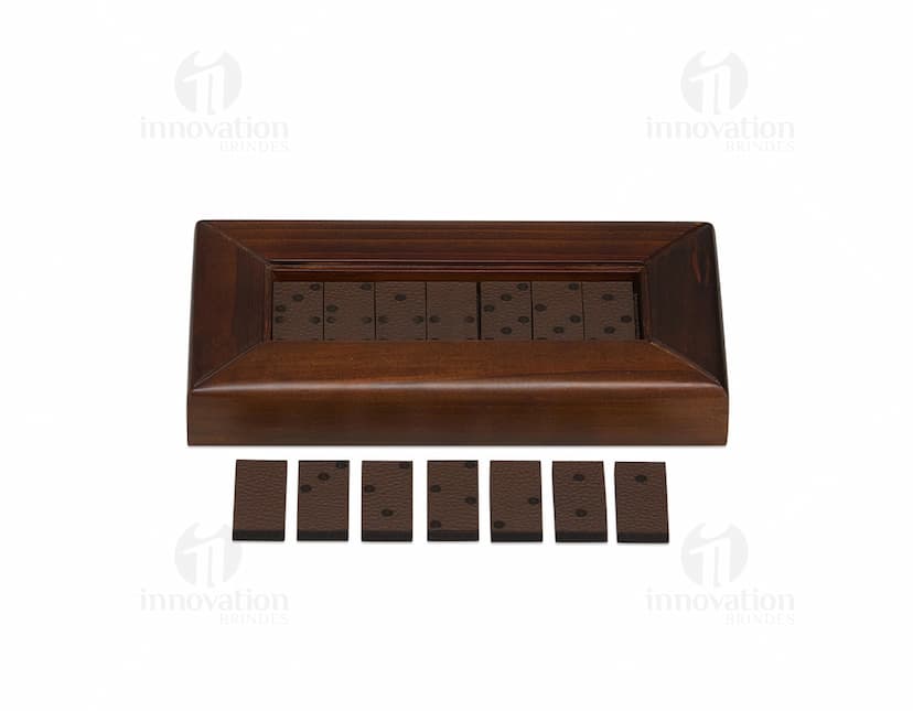 Foto de um Jogo de Dominó Premium em um fundo preto. O jogo é colorido e possui um design elegante, com peças em forma de chip eletrônico. As peças estão organizadas em um padrão vistoso, destacando-se as diferentes cores e números. É um item de entretenimento em formato de dominó, perfeito para momentos de diversão e relaxamento.