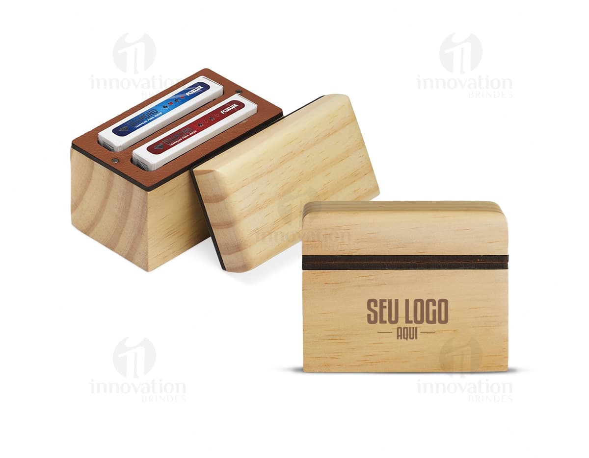 Conjunto de baralhos com estojo de madeira, embalado em caixa de papelão marrom. O estojo possui um selo dourado como decoração e está aberto, revelando os baralhos dentro. A embalagem é adequada para transporte e armazenamento, ideal para presentear ou uso pessoal.