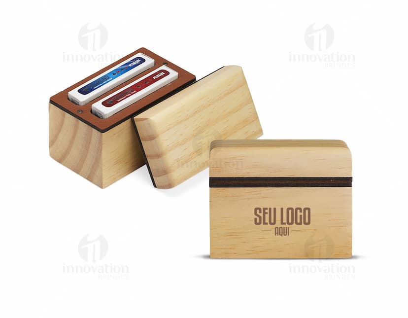 Conjunto de baralhos com estojo de madeira, embalado em caixa de papelão marrom. O estojo possui um selo dourado como decoração e está aberto, revelando os baralhos dentro. A embalagem é adequada para transporte e armazenamento, ideal para presentear ou uso pessoal.