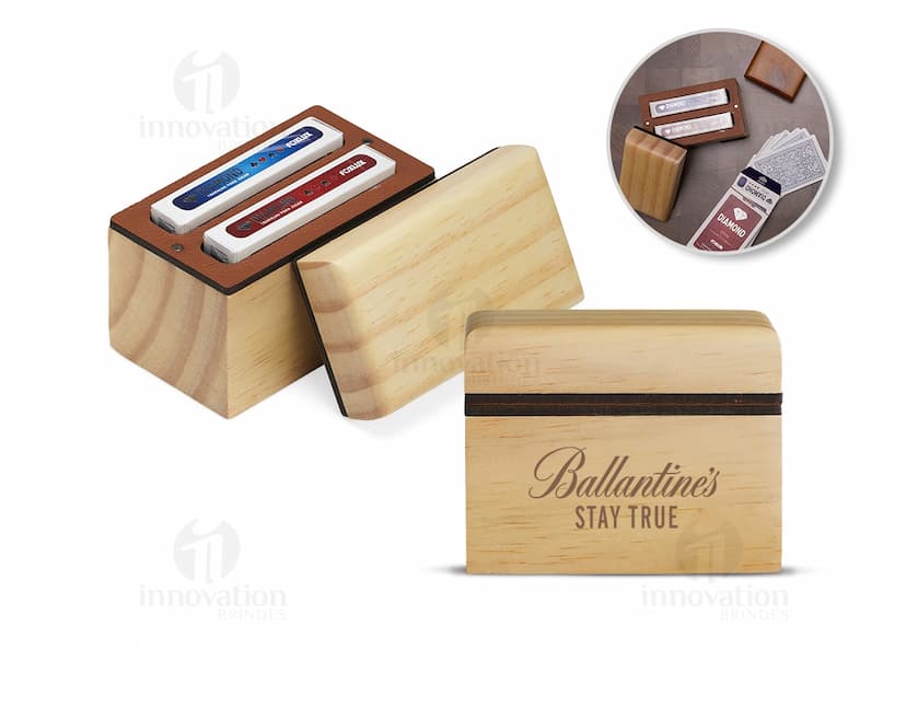 Conjunto de baralhos com estojo de madeira, embalado em caixa de papelão marrom. O estojo possui um selo dourado como decoração e está aberto, revelando os baralhos dentro. A embalagem é adequada para transporte e armazenamento, ideal para presentear ou uso pessoal.