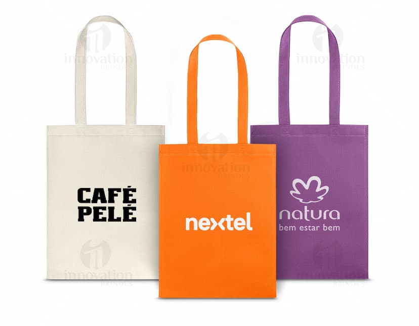 SACOLA 270 x 350 mm amarela com design fashion em uma boutique de shopping, protegida por um cadeado e etiqueta de segurança. O produto está dentro de uma embalagem de metal seguro e protegido.
