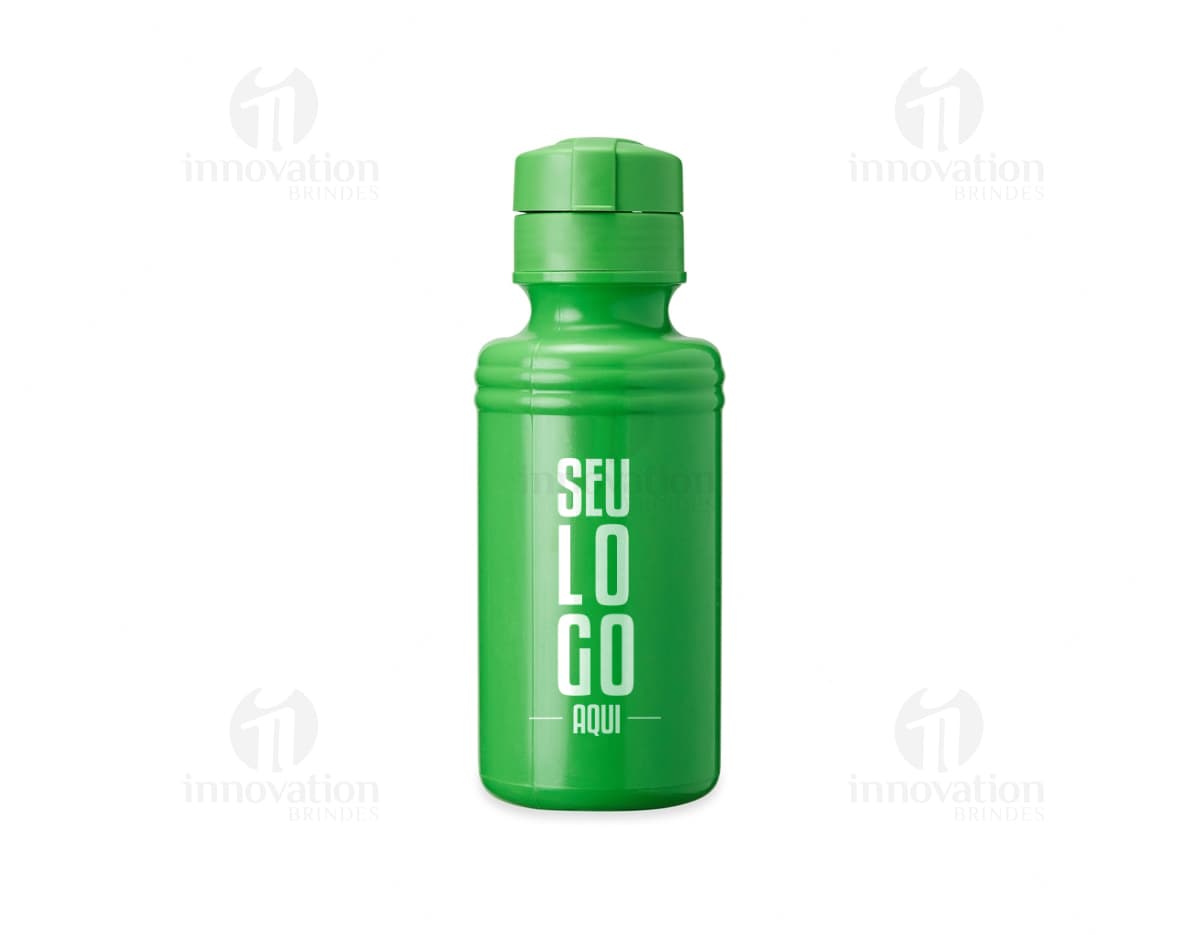 Squeeze Plástico 550ml - Ideal para manter-se hidratado durante todo o dia, este squeeze com capacidade de 550ml é perfeito para levar sua bebida preferida para onde quer que você vá. Prático e funcional, é o companheiro ideal para suas atividades físicas. Adquira já o seu!