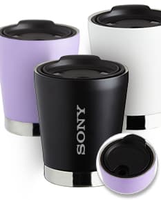 Copo de parede dupla de 300ml feito de inox, de cor prateada e brilhante. O copo está limpo e vazio, com design moderno e alça para segurar.