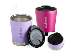 Vaso de paredes dobles de 300ml hecho de acero inoxidable, de color plateado y brillante. El vaso está limpio y vacío, con un