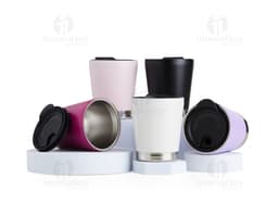 Vaso de paredes dobles de 300ml hecho de acero inoxidable, de color plateado y brillante. El vaso está limpio y vacío, con un