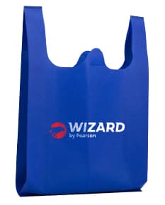 Sacola TNT com alça termo selada em design moderno e decorativo, possui elementos criativos e coloridos como desenhos de corações e estrelas. Ideal para promoções, presentes e eventos com tema de celebração.