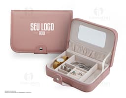 Caja de joyas con espejo y diversos compartimentos para organizar joyas y accesorios. Color plateado y moderno, ideal para