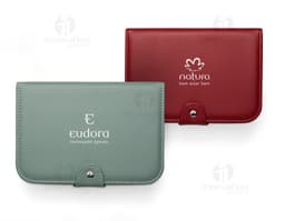 Caja de joyas con espejo y diversos compartimentos para organizar joyas y accesorios. Color plateado y moderno, ideal para