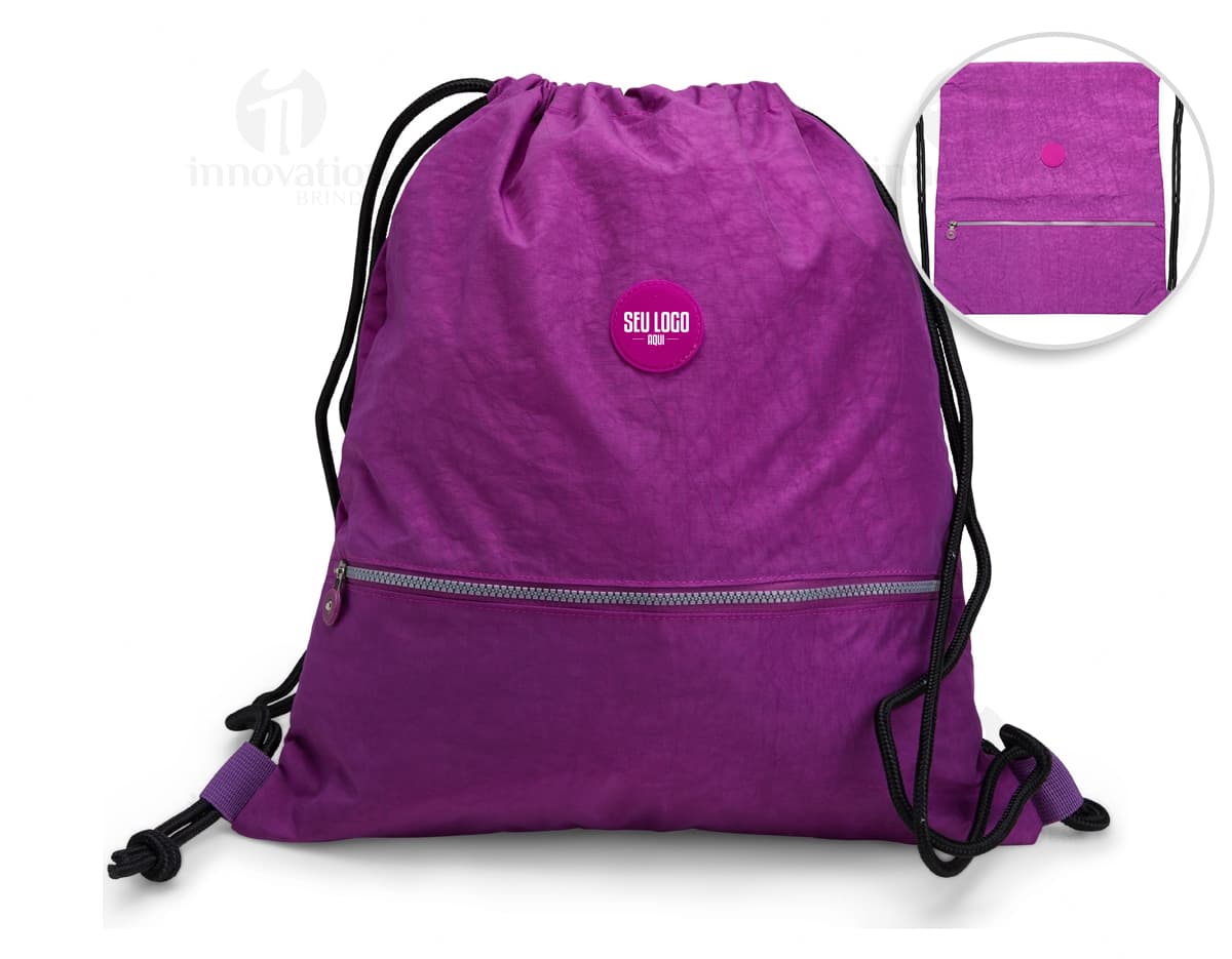 Mochila saco de nylon preto, resistente à água, com zíper e alça de couro. Ideal para viagens e estilo fashion.