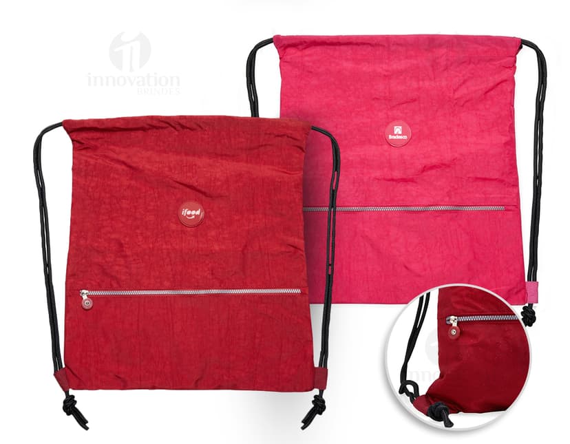 Mochila saco de nylon preto, resistente à água, com zíper e alça de couro. Ideal para viagens e estilo fashion.