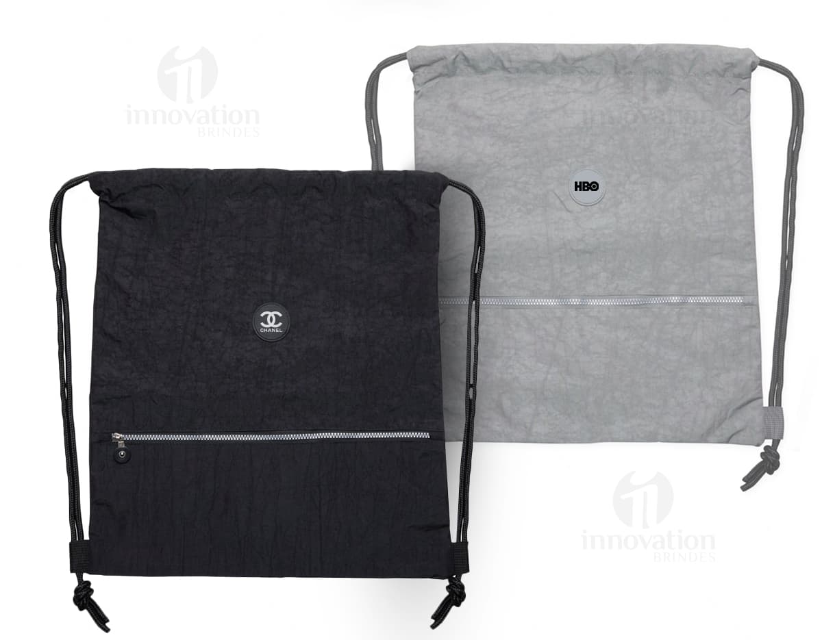 Mochila saco de nylon preto, resistente à água, com zíper e alça de couro. Ideal para viagens e estilo fashion.
