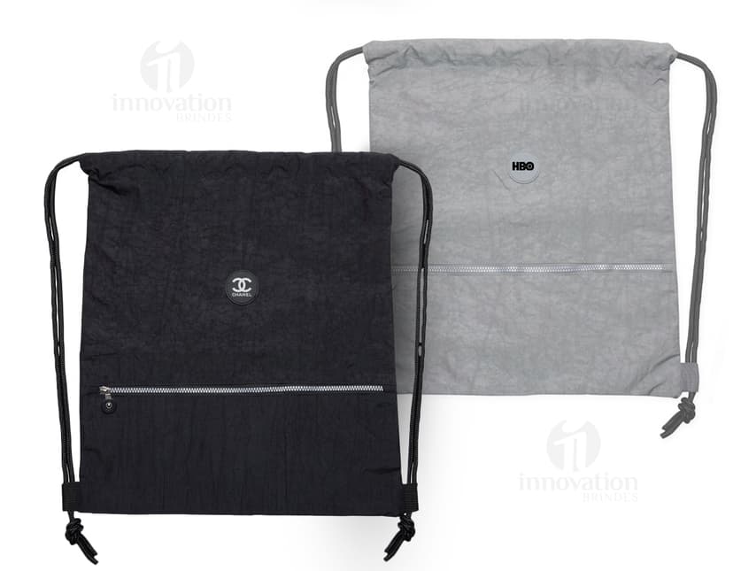 Mochila saco de nylon preto, resistente à água, com zíper e alça de couro. Ideal para viagens e estilo fashion.