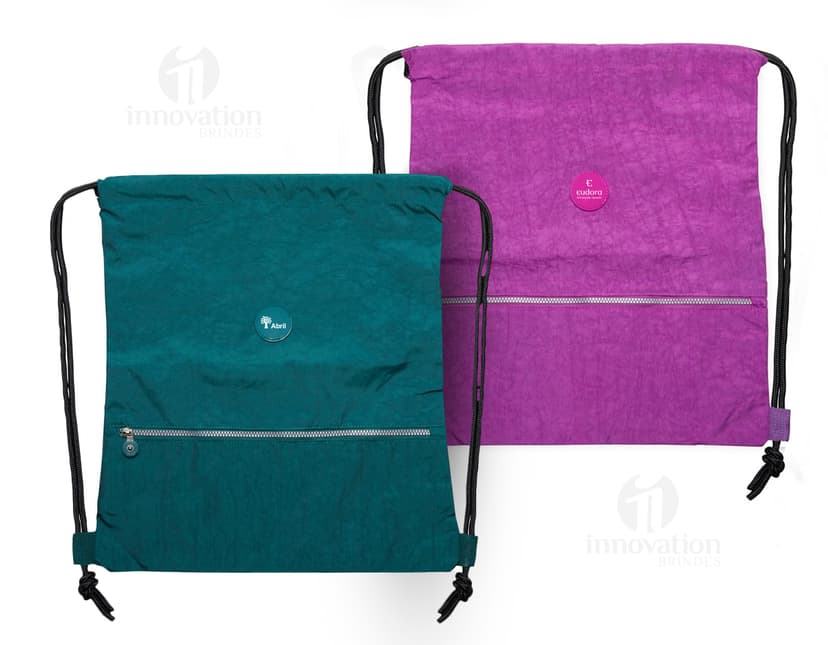 Mochila saco de nylon preto, resistente à água, com zíper e alça de couro. Ideal para viagens e estilo fashion.