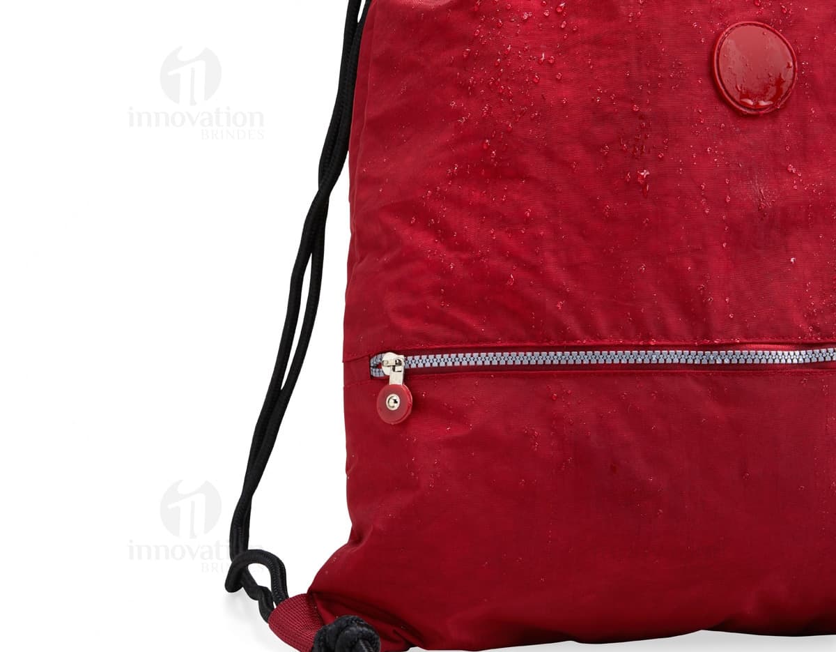 Mochila saco de nylon preto, resistente à água, com zíper e alça de couro. Ideal para viagens e estilo fashion.