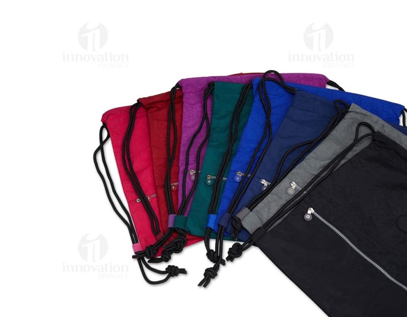 Mochila saco de nylon preto, resistente à água, com zíper e alça de couro. Ideal para viagens e estilo fashion.