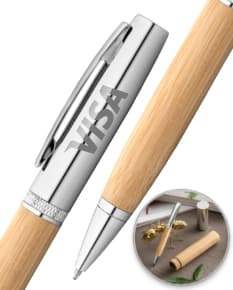 Caneta esferográfica feita de bambu em um estojo. Corpo de metal e detalhes em rosa. Estilo fashion e elegante para uso pessoal ou de negócios.