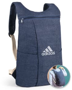 Mochila denim reciclado com alças pretas, fivela de metal, fecho de zíper, bolso lateral, design moderno e estilo fashion.
