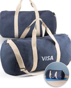 Bolsa denim reciclado c/ alça ajustável em estilo moderno, perfeito para um look casual ou esportivo. O acessório apresenta um design elegante em tons de preto, marrom e pink, com fivela de metal e fecho de pressão. Ideal para transportar objetos de forma segura e elegante.
