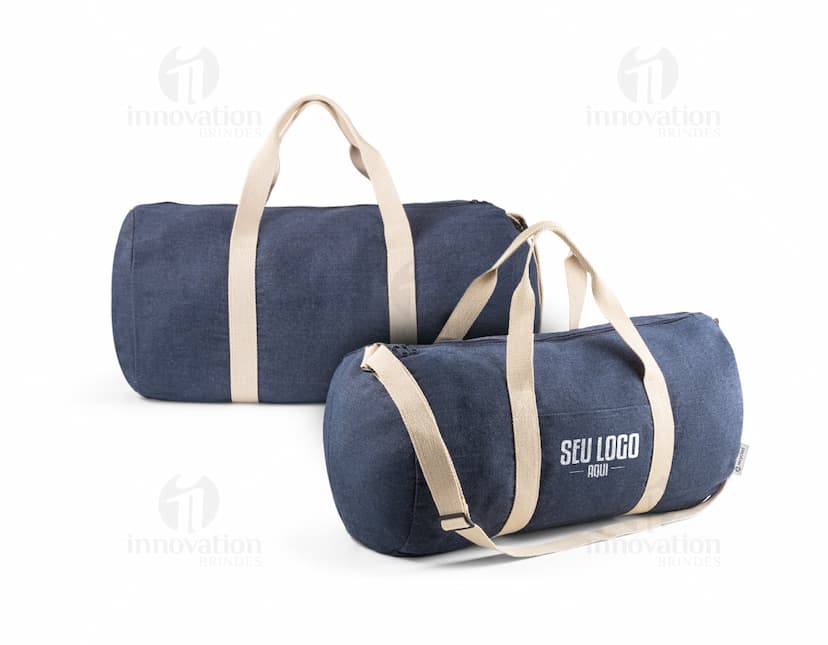 Bolsa denim reciclado c/ alça ajustável em estilo moderno, perfeito para um look casual ou esportivo. O acessório apresenta um design elegante em tons de preto, marrom e pink, com fivela de metal e fecho de pressão. Ideal para transportar objetos de forma segura e elegante.