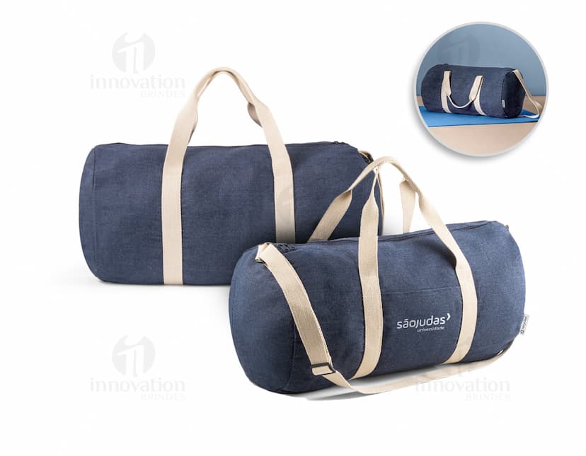 Bolsa denim reciclado c/ alça ajustável em estilo moderno, perfeito para um look casual ou esportivo. O acessório apresenta um design elegante em tons de preto, marrom e pink, com fivela de metal e fecho de pressão. Ideal para transportar objetos de forma segura e elegante.