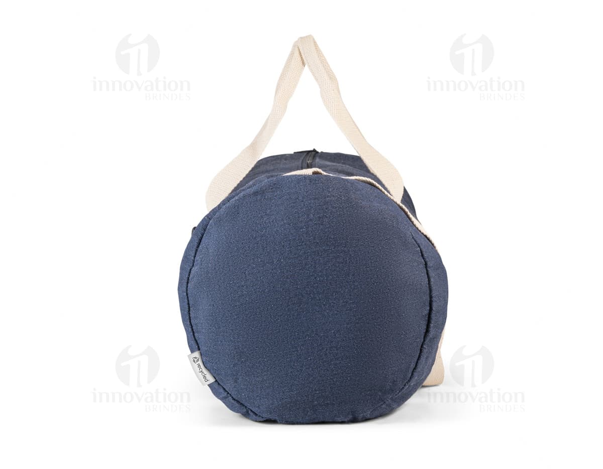 Bolsa denim reciclado c/ alça ajustável em estilo moderno, perfeito para um look casual ou esportivo. O acessório apresenta um design elegante em tons de preto, marrom e pink, com fivela de metal e fecho de pressão. Ideal para transportar objetos de forma segura e elegante.