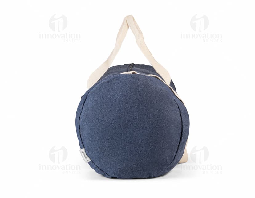 Bolsa denim reciclado c/ alça ajustável em estilo moderno, perfeito para um look casual ou esportivo. O acessório apresenta um design elegante em tons de preto, marrom e pink, com fivela de metal e fecho de pressão. Ideal para transportar objetos de forma segura e elegante.