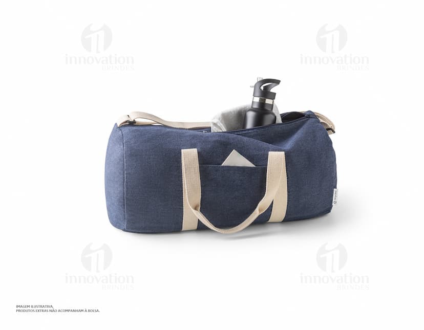 Bolsa denim reciclado c/ alça ajustável em estilo moderno, perfeito para um look casual ou esportivo. O acessório apresenta um design elegante em tons de preto, marrom e pink, com fivela de metal e fecho de pressão. Ideal para transportar objetos de forma segura e elegante.