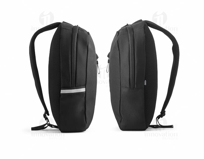 Homem de terno preto segurando uma mochila tiracolo feita de rPET com refletores.
