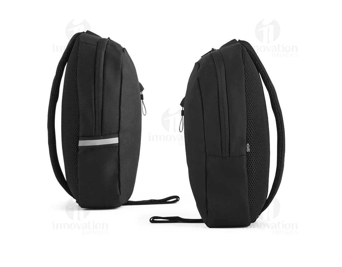 Homem de terno preto segurando uma mochila tiracolo feita de rPET com refletores.