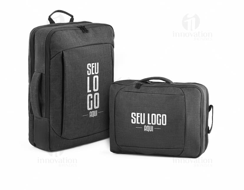Mochila para notebook 15.6 de couro preto com fivela, alça de metal, fecho de correr e design moderno. Ideal para transporte de dispositivos eletrônicos e acessórios de escritório com estilo e proteção.