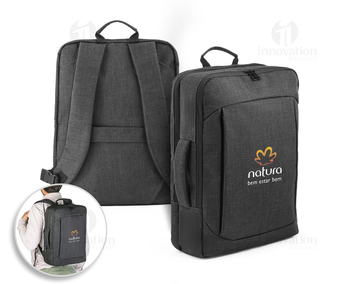 Mochila para notebook 15.6 de couro preto com fivela, alça de metal, fecho de correr e design moderno. Ideal para transporte de dispositivos eletrônicos e acessórios de escritório com estilo e proteção.