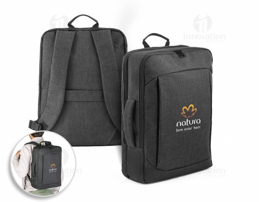 Mochila para notebook 15.6 de couro preto com fivela, alça de metal, fecho de correr e design moderno. Ideal para transporte de dispositivos eletrônicos e acessórios de escritório com estilo e proteção.