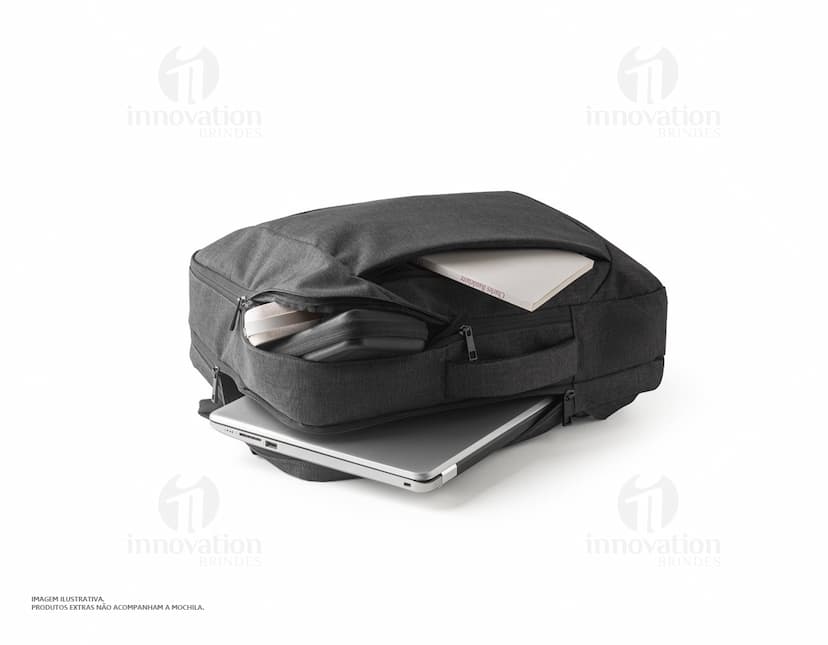 Mochila para notebook 15.6 de couro preto com fivela, alça de metal, fecho de correr e design moderno. Ideal para transporte de dispositivos eletrônicos e acessórios de escritório com estilo e proteção.