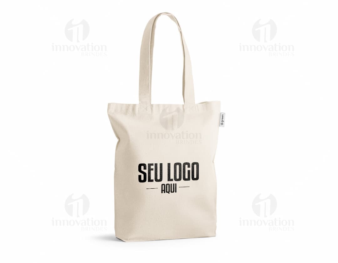Sacola de algodão reciclado com alças, em tecido macio e resistente. Ideal para compras, design moderno e elegante, fabricado com material sustentável. Cor preta, estilo clean e fashion.