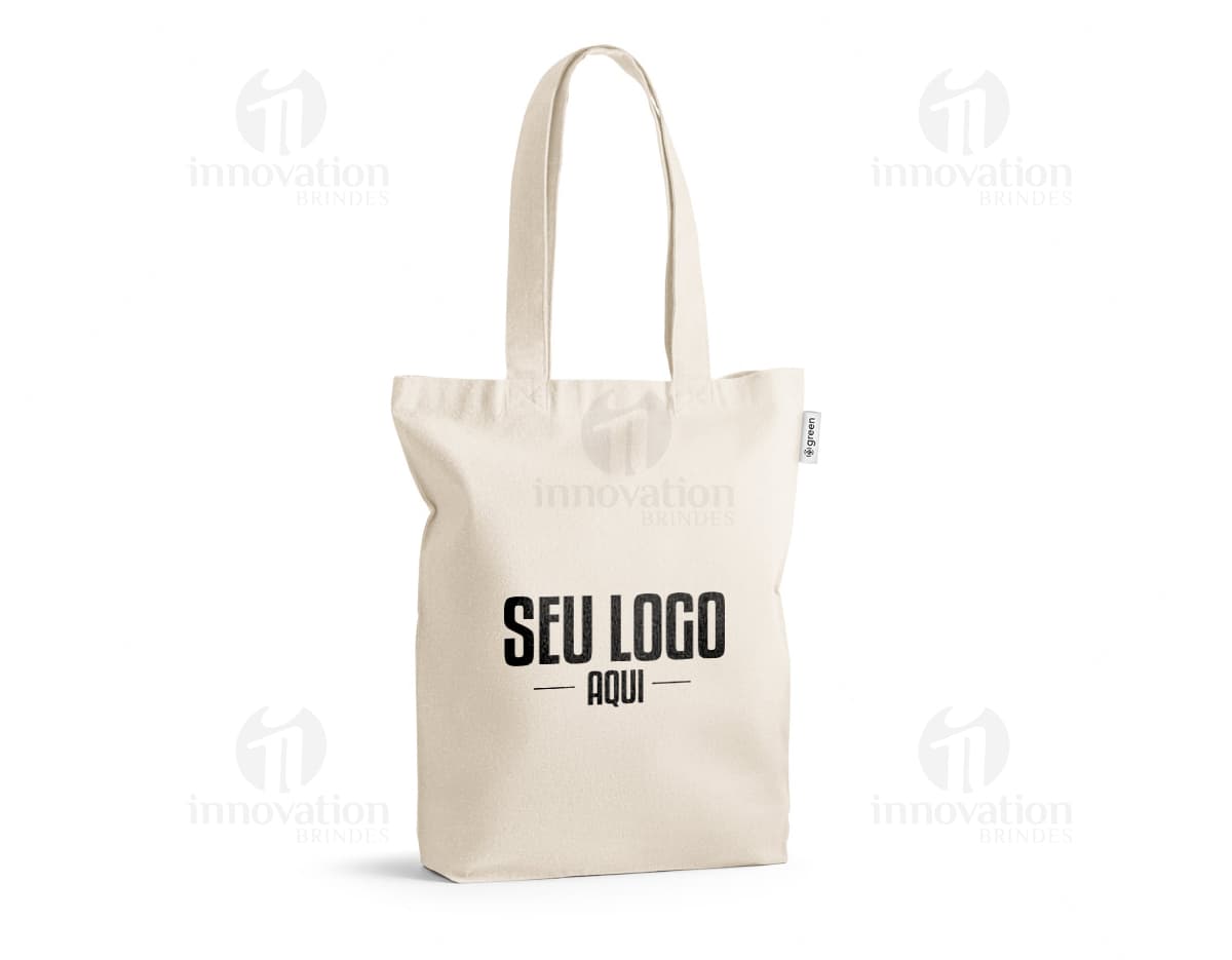 Sacola de algodão reciclado com alças, em tecido macio e resistente. Ideal para compras, design moderno e elegante, fabricado com material sustentável. Cor preta, estilo clean e fashion.