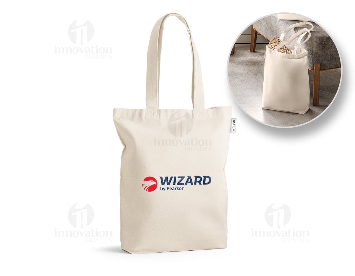 Sacola de algodão reciclado com alças, em tecido macio e resistente. Ideal para compras, design moderno e elegante, fabricado com material sustentável. Cor preta, estilo clean e fashion.