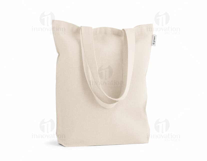 Sacola de algodão reciclado com alças, em tecido macio e resistente. Ideal para compras, design moderno e elegante, fabricado com material sustentável. Cor preta, estilo clean e fashion.