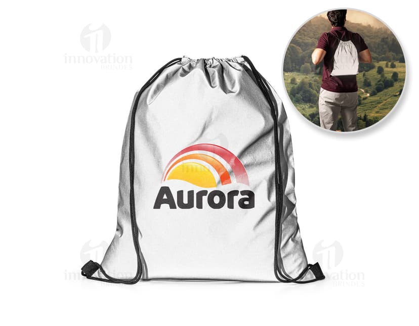 Mochila Saco Transparente - Perfeita para quem busca estilo e praticidade! Feita em plástico resistente e transparente, essa mochila saco é ideal para transportar objetos de forma prática e segura. Seu design fashion e clean combina com qualquer look. Garanta já a sua!