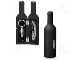 Kit de vinho 3 peças contendo uma garrafa de vinho, copo de vidro e abridor de garrafas em um fundo escuro e elegante. O