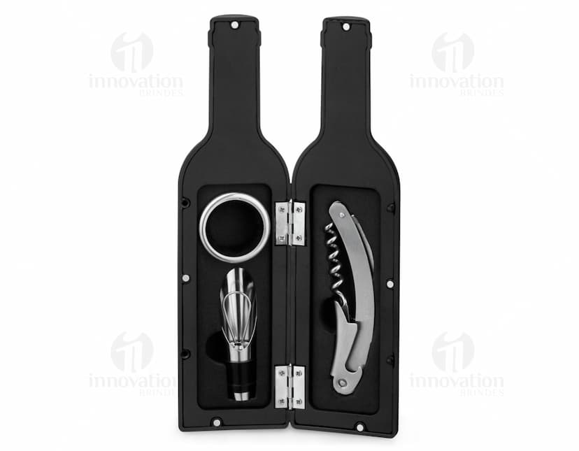 Kit de vinho 3 peças contendo uma garrafa de vinho, copo de vidro e abridor de garrafas em um fundo escuro e elegante. O conjunto é perfeito para celebrações, jantares e eventos especiais.