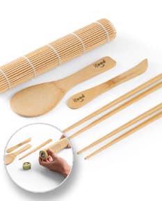Kit para sushi, o conjunto perfeito de utensílios de cozinha para preparar sua refeição japonesa favorita. Composto por comb e utensil em metal e madeira, este kit é ideal para servir com elegância e praticidade. Adquira já o seu e eleve suas refeições a um novo nível de sofisticação!