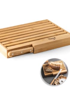 Tábua para pão com faca em madeira, ideal para cortar snacks e pães. Prático e decorativo, perfeito para servir deliciosas refeições.