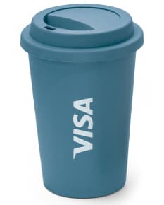Copo de viagem de 450ml em material de plástico, para armazenar bebidas quentes ou frias. O copo possui tampa, design moderno e é ideal para uso em casa, escritório ou viagens. Colorido, resistente e prático.