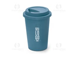Copo de viagem de 450ml em material plástico, para armazenar bebidas quentes ou frias. O copo possui tampa, design moderno e
