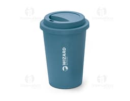 Copo de viagem de 450ml em material plástico, para armazenar bebidas quentes ou frias. O copo possui tampa, design moderno e