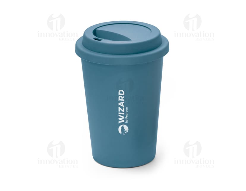 Copo de viagem de 450ml em material de plástico, para armazenar bebidas quentes ou frias. O copo possui tampa, design moderno e é ideal para uso em casa, escritório ou viagens. Colorido, resistente e prático.