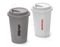 Copo de viagem de 450ml em material plástico, para armazenar bebidas quentes ou frias. O copo possui tampa, design moderno e