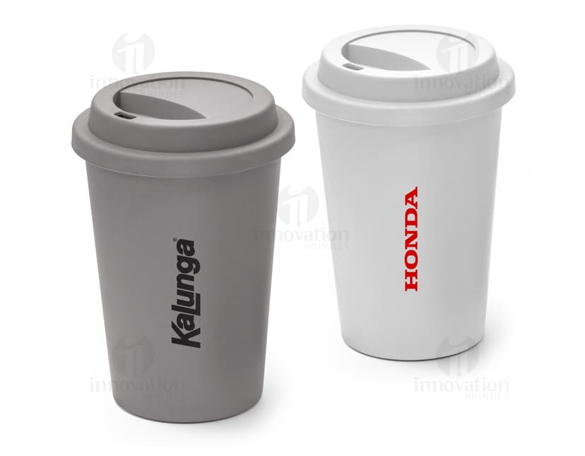 Copo de viagem de 450ml em material de plástico, para armazenar bebidas quentes ou frias. O copo possui tampa, design moderno e é ideal para uso em casa, escritório ou viagens. Colorido, resistente e prático.