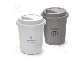 Copo de viagem 350ml c/ tampa em metal e plástico na cor preta e prateada, design industrial, com tampa fechada e capacidade